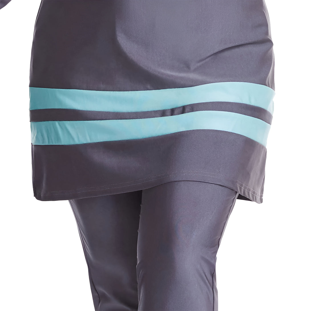 Maillot de bain musulman pour femme avec deux bandes turquoise sur un tissu gris.