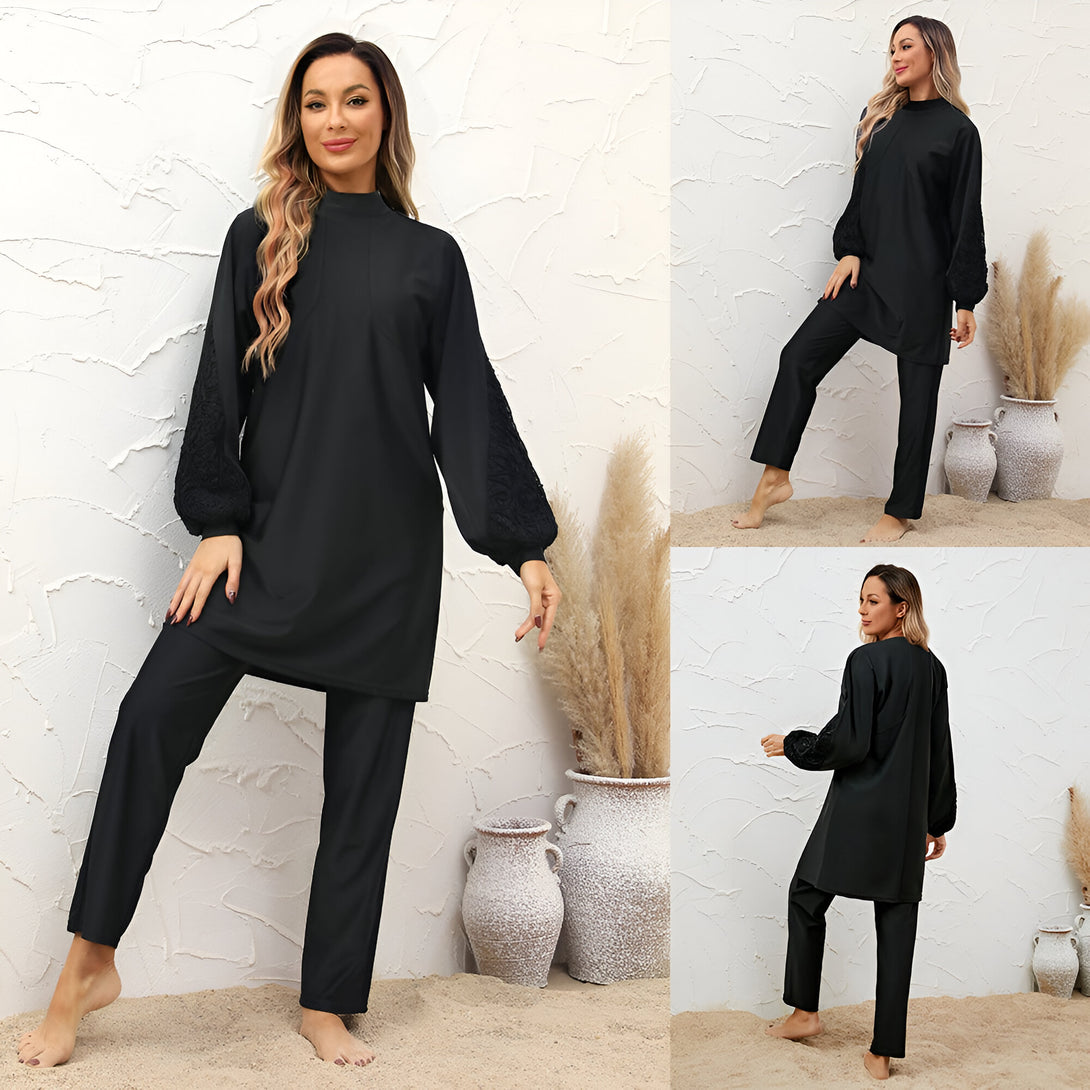 Une femme porte un ensemble de vêtements de bain musulmans noirs, composé d'une tunique à manches bouffantes avec de la dentelle et d'un pantalon long.
