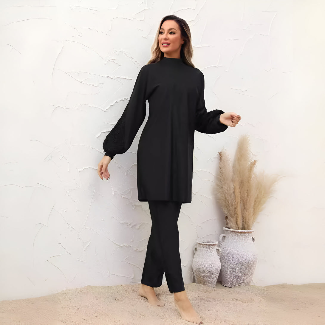 Une femme portant un ensemble de vêtements de bain musulmans noirs avec des manches bouffantes.