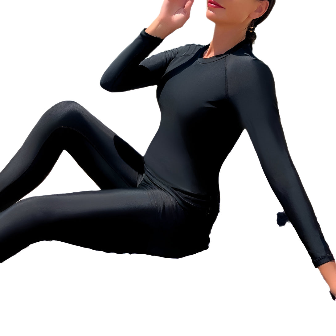 Une femme porte un ensemble de vêtements musulmans noirs, composé d'un haut à manches longues et d'un pantalon. Elle est assise et pose pour une photo.