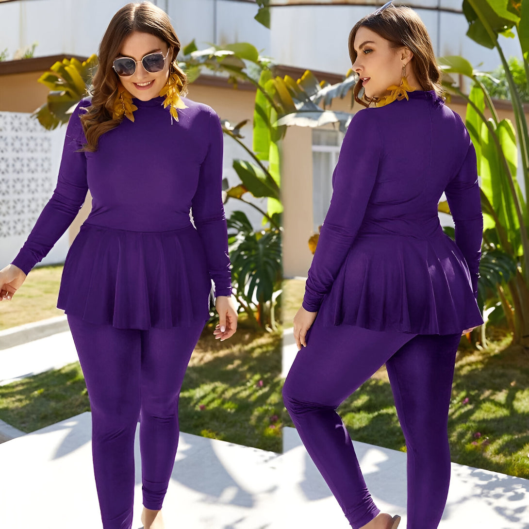 Une femme porte un ensemble de vêtements islamiques violet à manches longues avec un haut à volants et un pantalon ajusté.