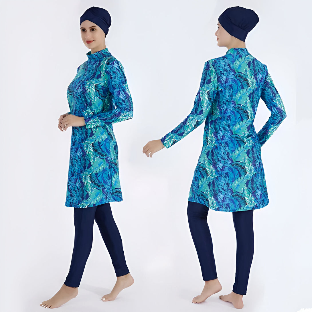Deux femmes portant des maillots de bain islamiques à manches longues avec un imprimé de feuilles bleues et vertes.