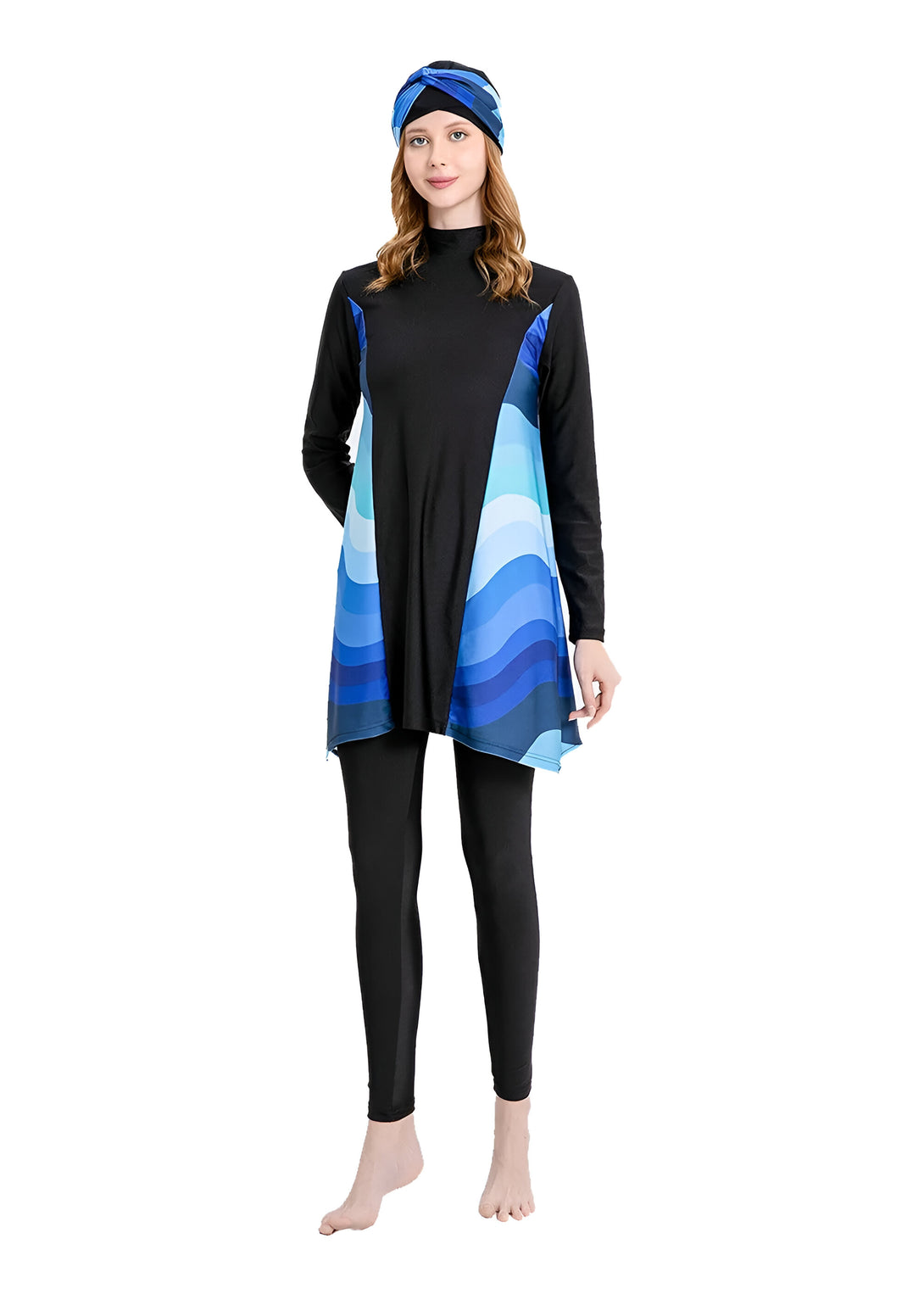 Une femme portant un maillot de bain musulman noir avec des motifs bleus en forme de vagues.  Elle porte également un foulard bleu sur la tête.