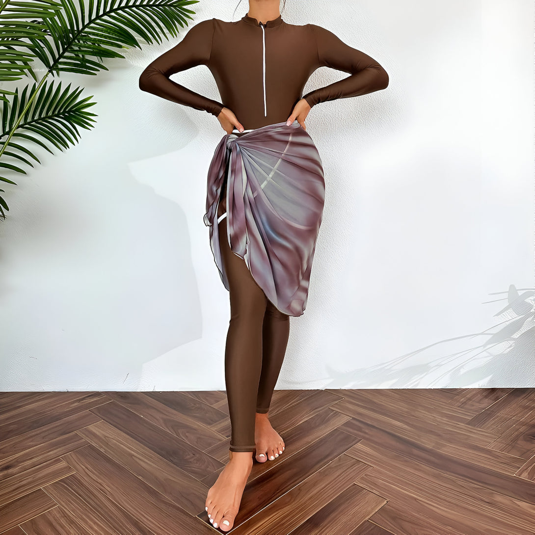 Une femme porte un ensemble de vêtements de bain islamiques marron avec une jupe en voile nouée autour de la taille.