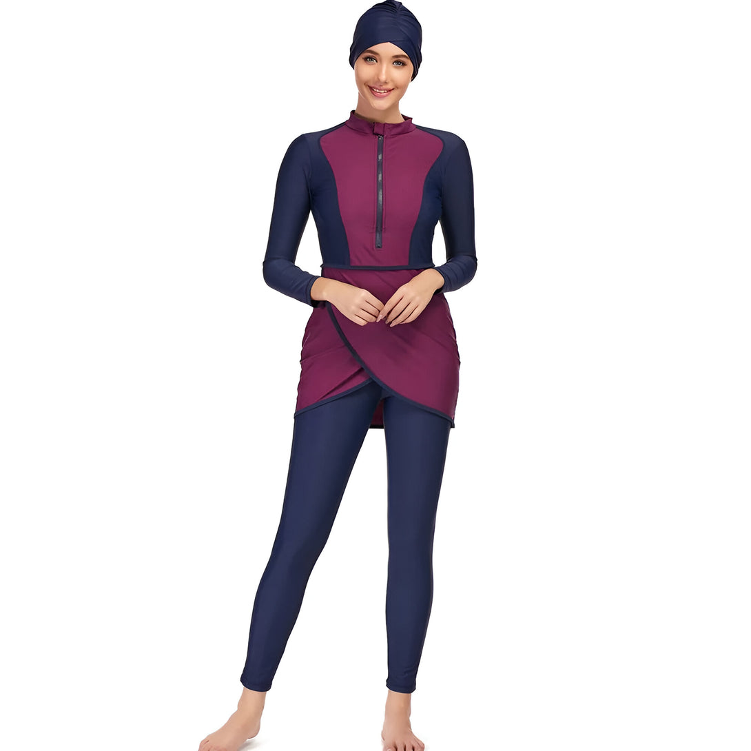 Une femme portant un maillot de bain musulman bleu marine et violet avec un hijab assorti.