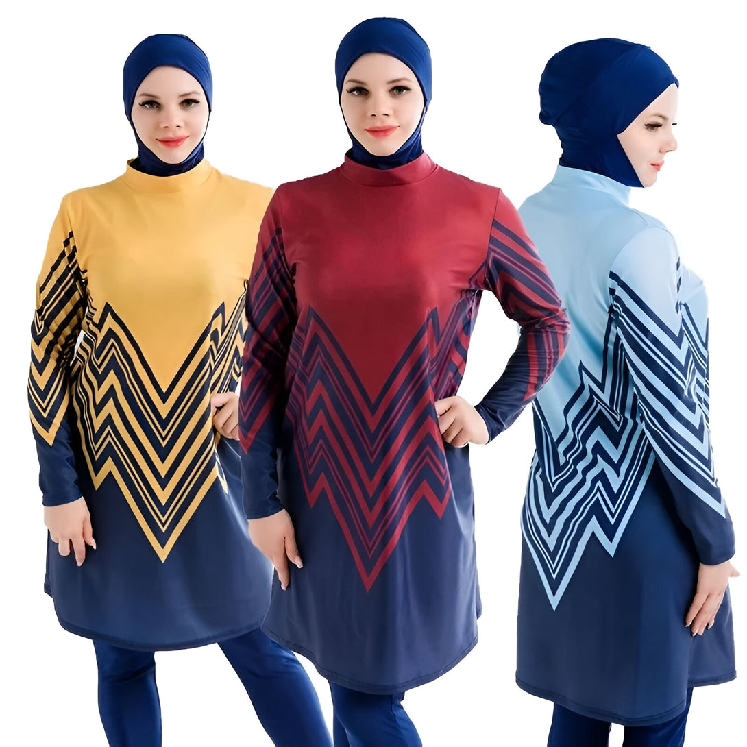 Trois femmes portant des maillots de bain musulmans avec des motifs géométriques jaunes, rouges et bleus. Les maillots de bain sont à manches longues et couvrent tout le corps. Les femmes portent des foulards assortis.