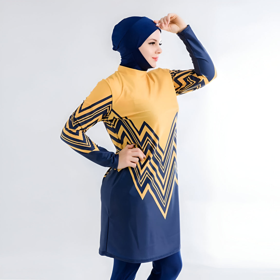 Une femme portant un maillot de bain musulman jaune et bleu avec un motif géométrique.