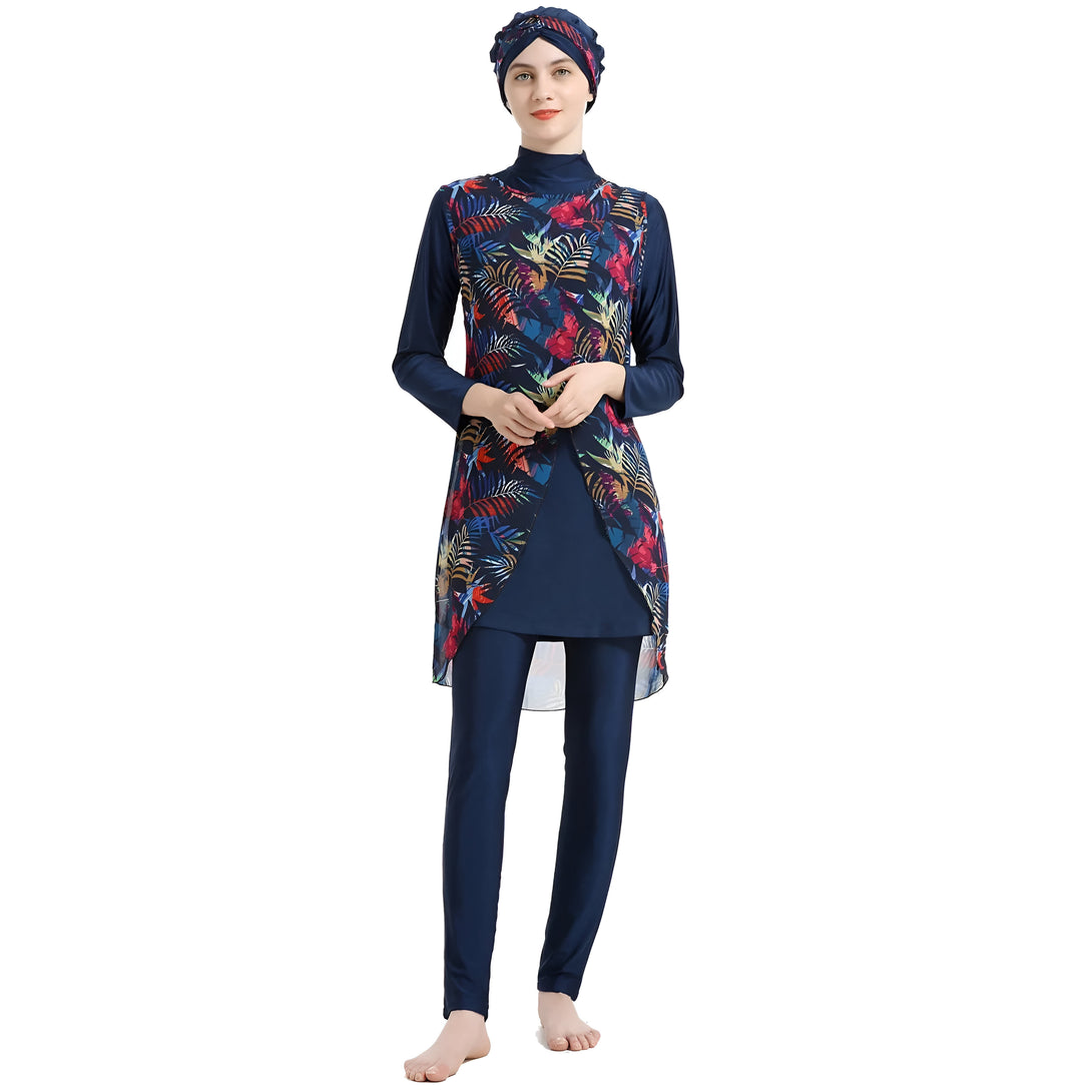 Une femme portant un maillot de bain musulman bleu marine avec un motif floral. Le maillot de bain est composé d'une tunique à manches longues et d'un pantalon long. La femme porte également un foulard sur la tête.