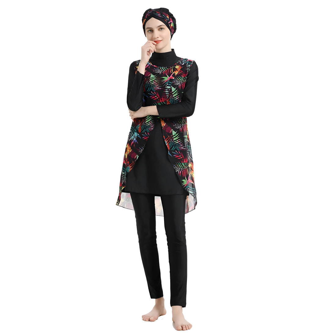 Une femme portant un maillot de bain musulman noir avec un imprimé floral coloré.