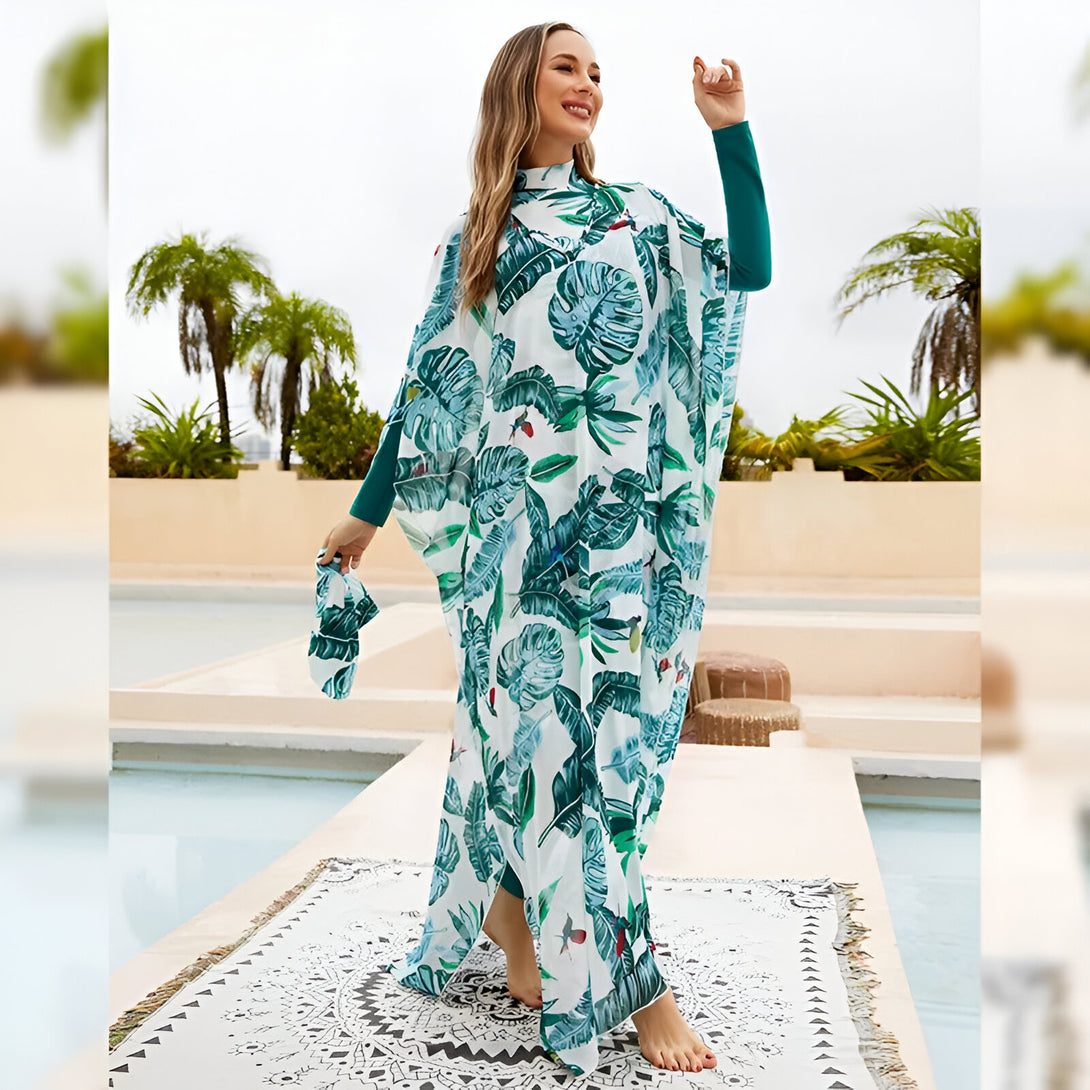 Une femme portant une robe de plage musulmane à imprimé tropical vert et blanc près d'une piscine.