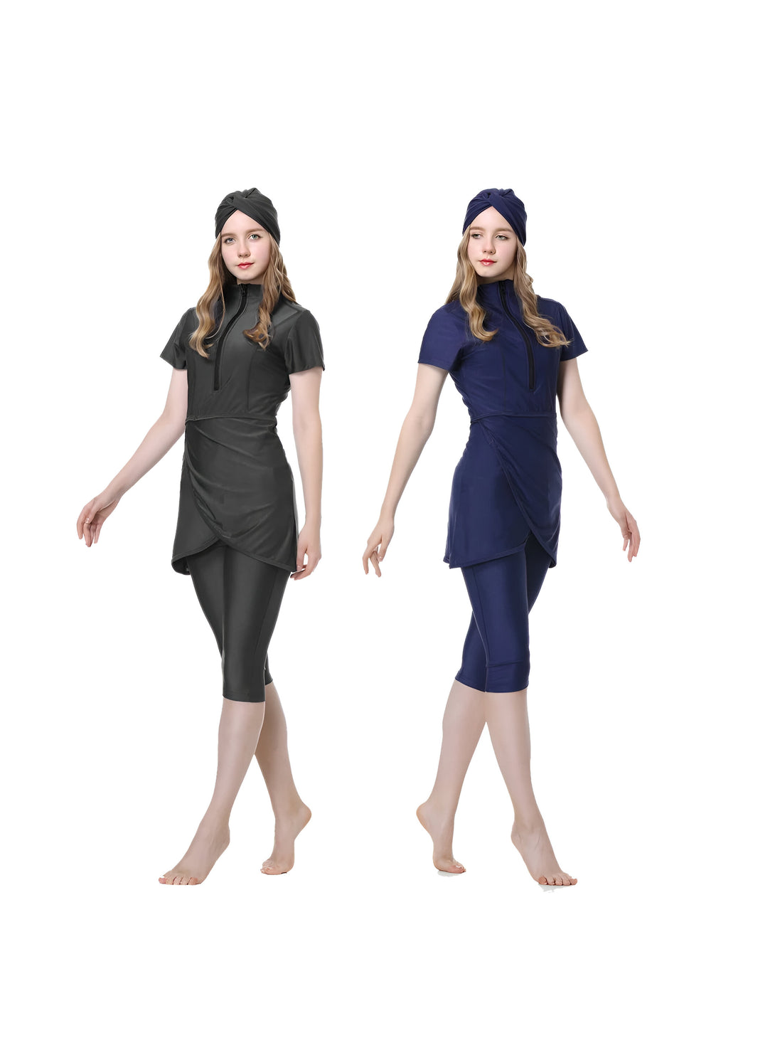 Deux femmes portant des maillots de bain musulmans, l'un noir et l'autre bleu marine, avec des foulards assortis. Les femmes sont debout et posent avec confiance, mettant en valeur le style et la modestie de la tenue.