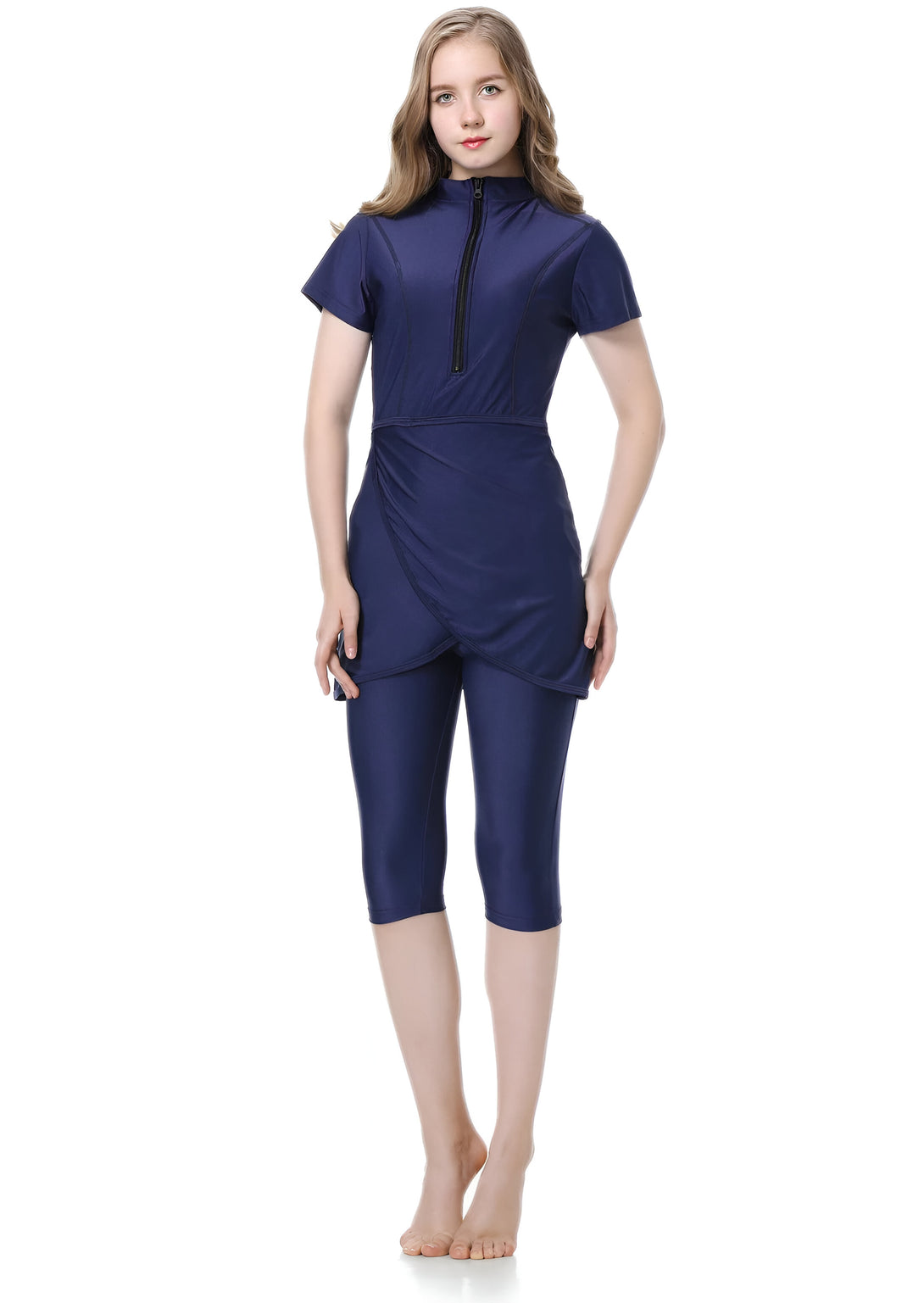 Une femme portant un maillot de bain musulman bleu marine, parfait pour la natation et le surf.