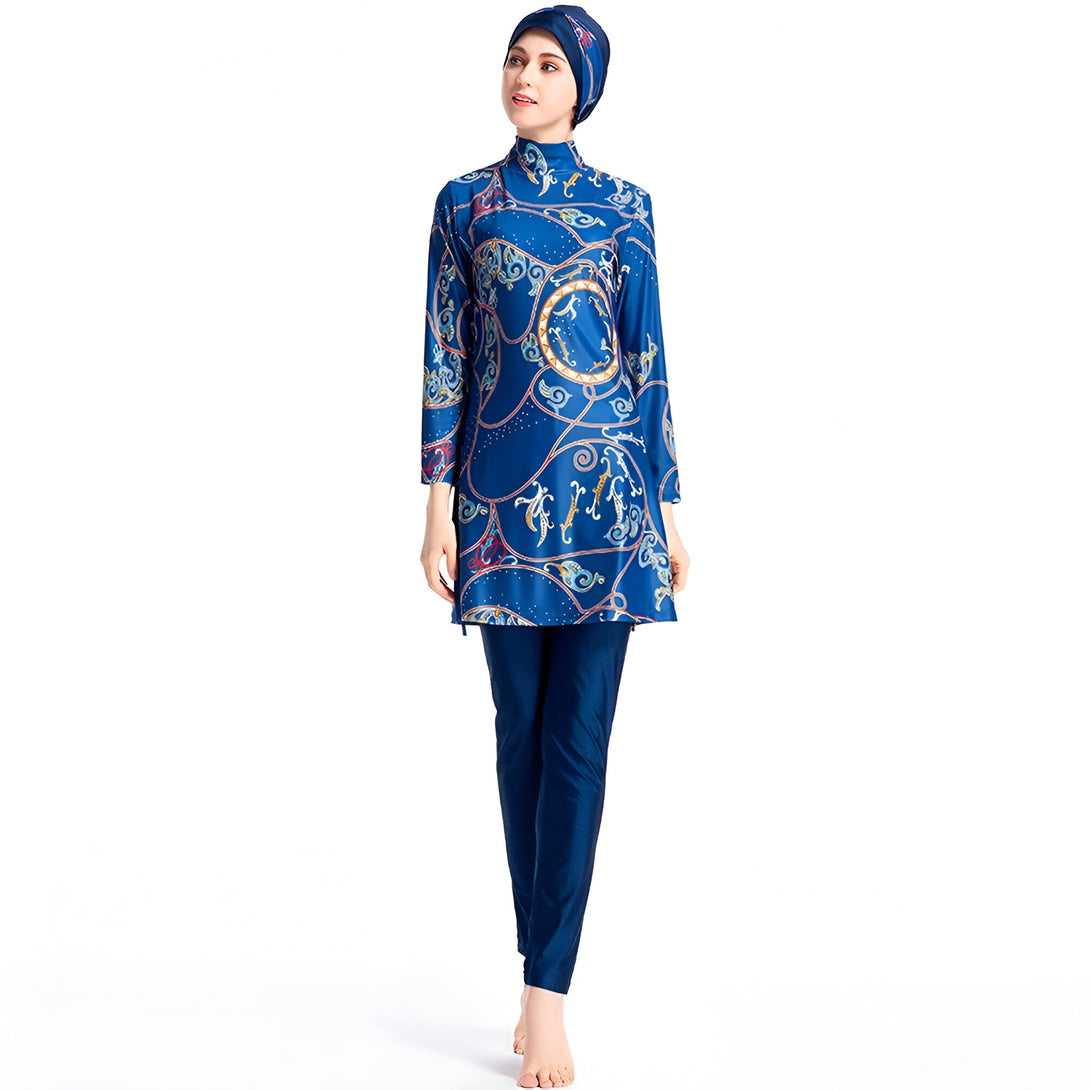 Une femme portant un maillot de bain musulman bleu avec un motif de chaîne dorée. Elle porte également un hijab assorti.