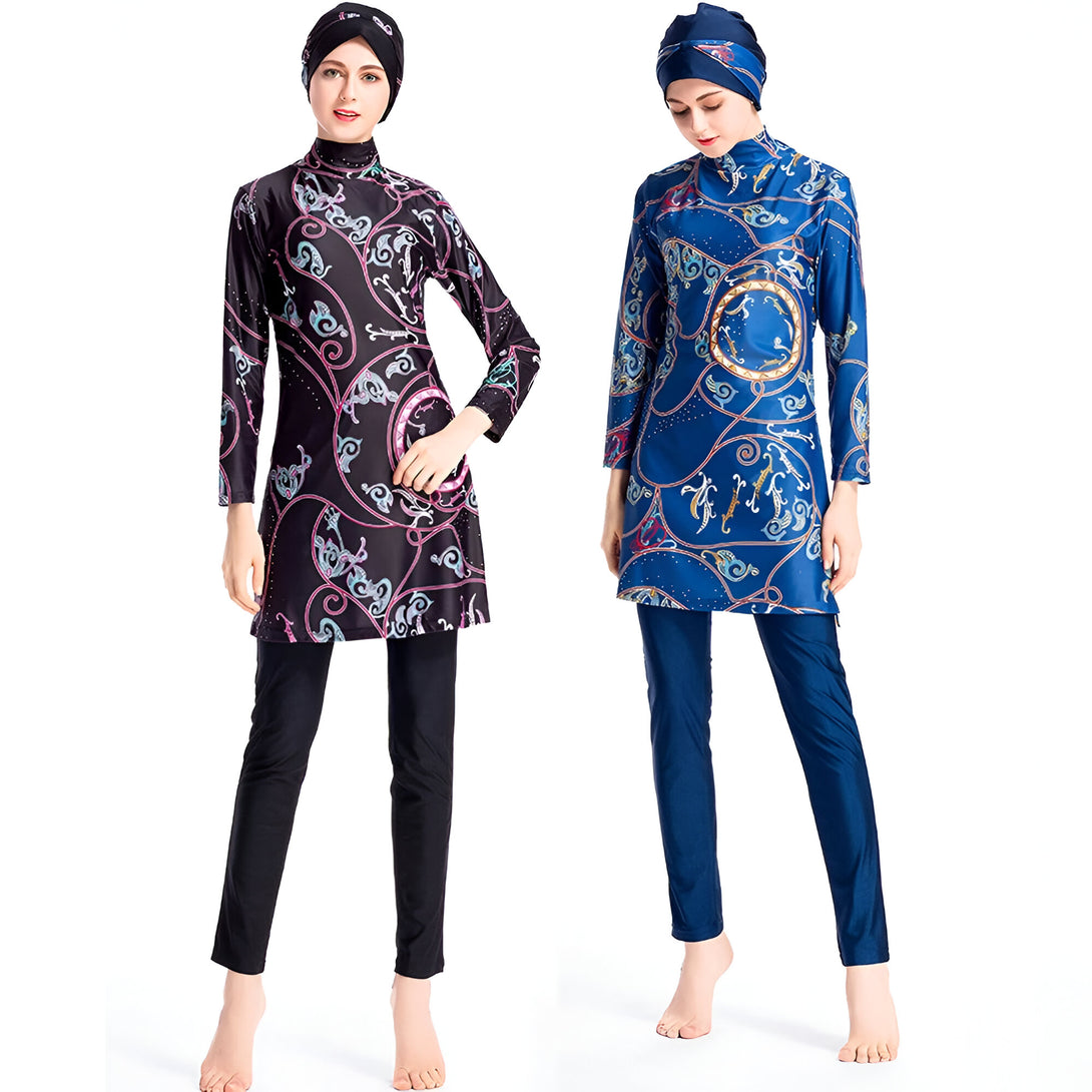 Deux femmes portant des maillots de bain islamiques, l'un noir et l'autre bleu, avec des motifs floraux et des pantalons assortis.