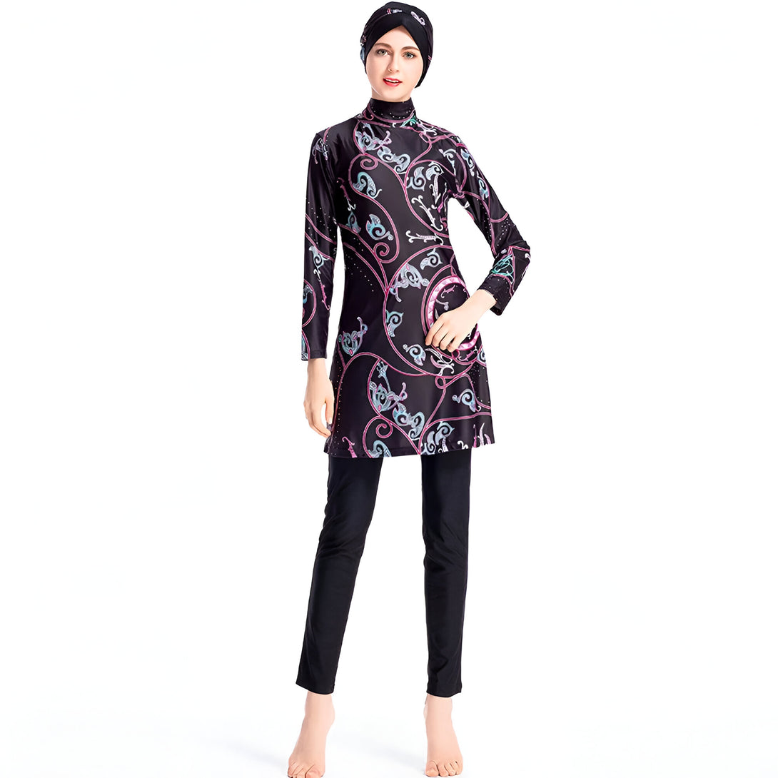 Une femme portant un maillot de bain musulman noir à manches longues avec un motif floral. Le maillot de bain comprend un pantalon long.