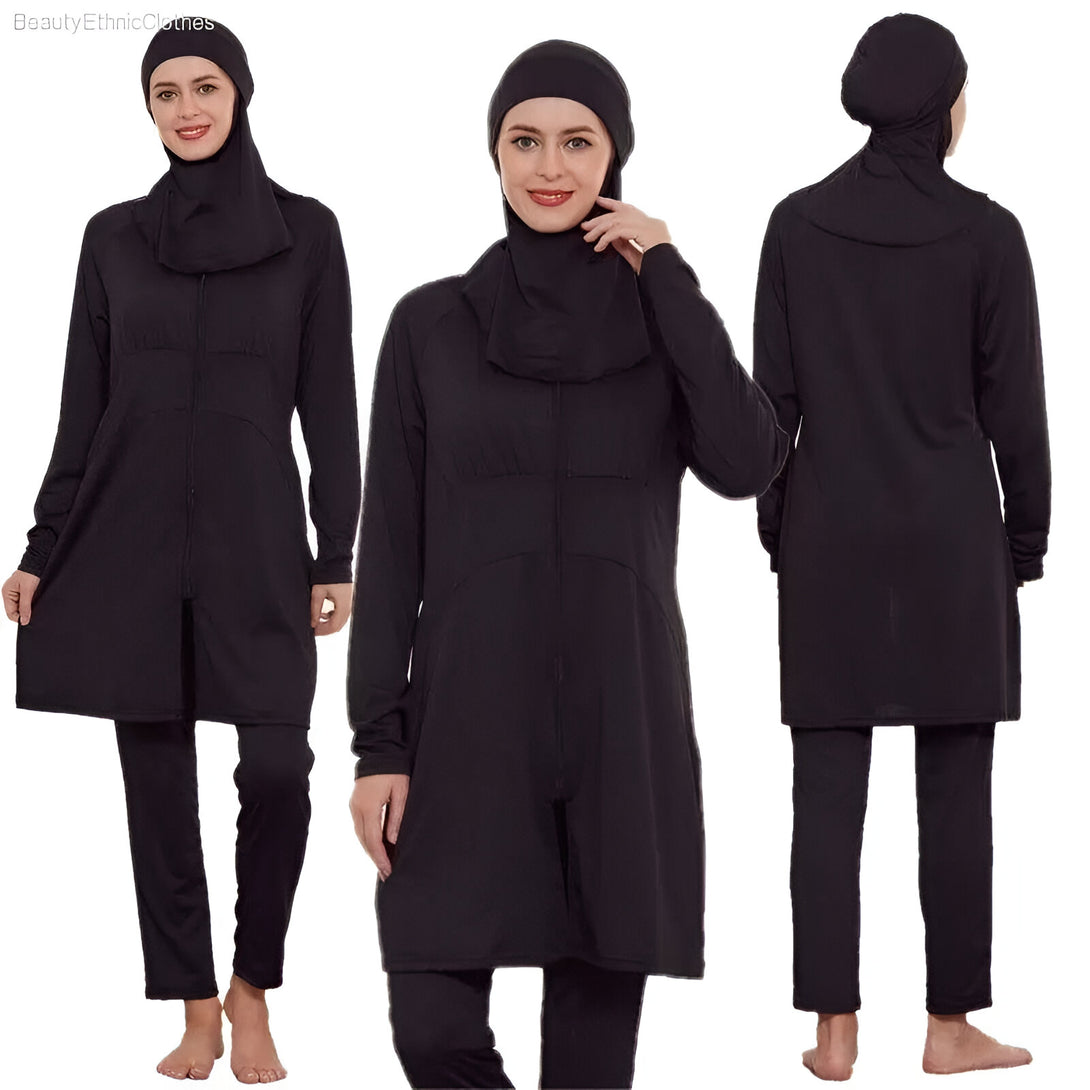 Trois femmes portant des maillots de bain musulmans noirs. Les maillots de bain sont longs et couvrent tout le corps, avec une fermeture éclair sur le devant et une cagoule intégrée. Les femmes portent également des pantalons longs assortis.