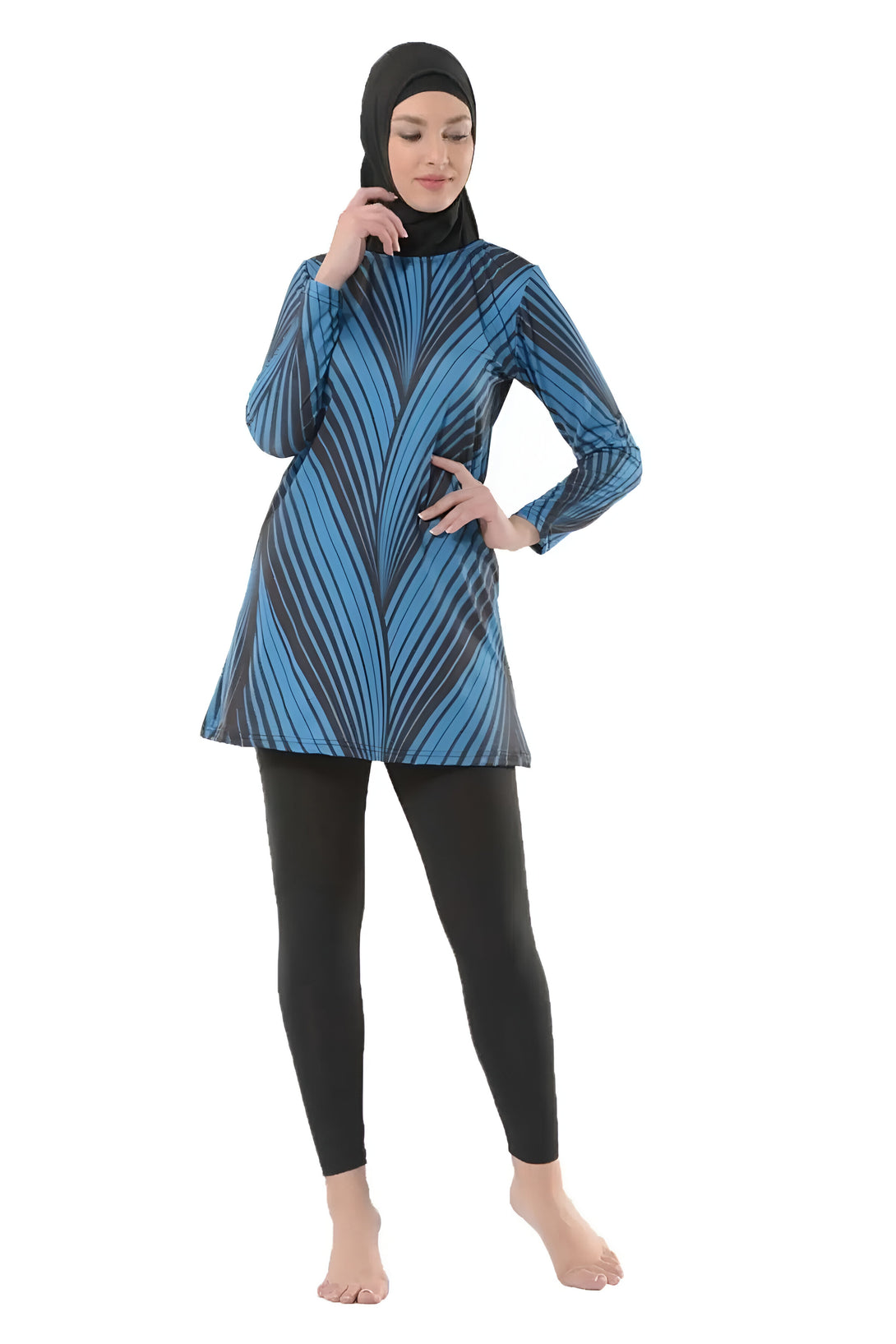 Une femme portant un maillot de bain musulman bleu avec des rayures noires et un hijab noir.