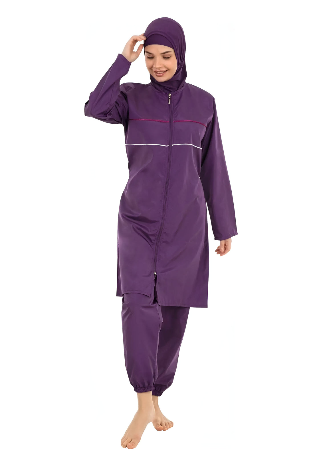 Une femme portant un hijab et un maillot de bain islamique violet avec une fermeture éclair sur le devant.