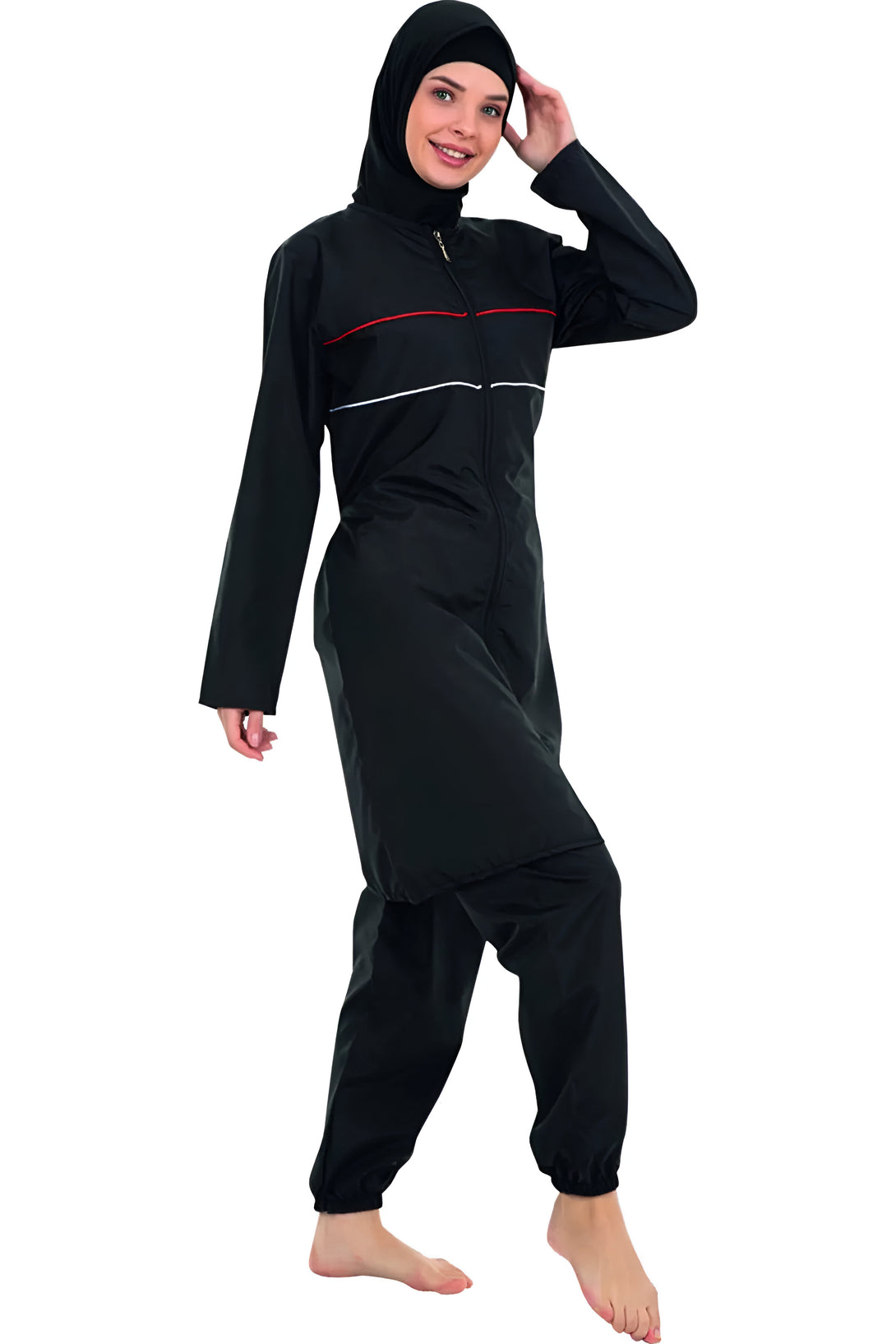 Une femme portant un maillot de bain musulman noir avec une fermeture éclair et des détails rouges et blancs.