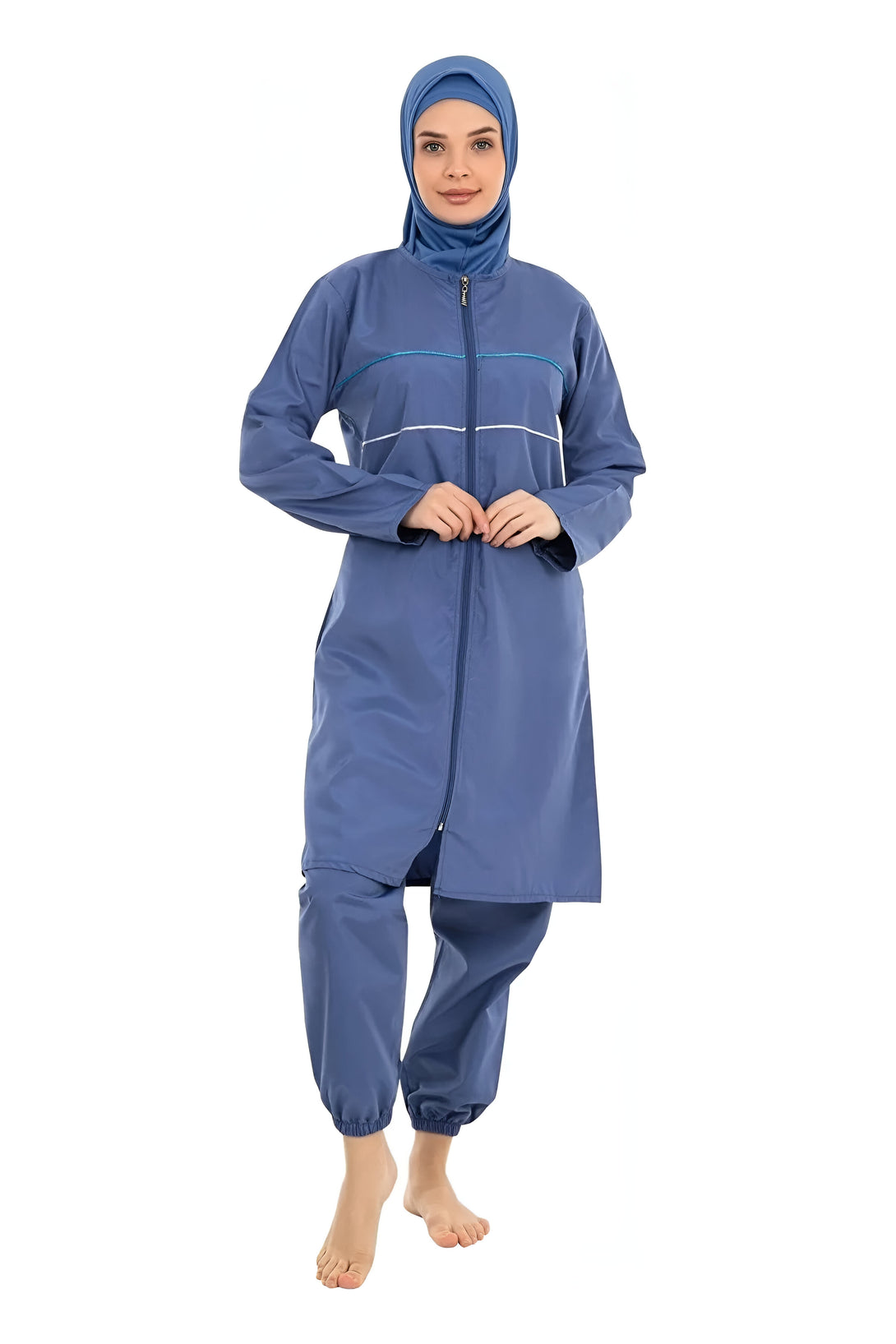 Une femme portant un maillot de bain islamique bleu avec une fermeture éclair et des bandes blanches. La tenue est idéale pour la natation et les sports nautiques.