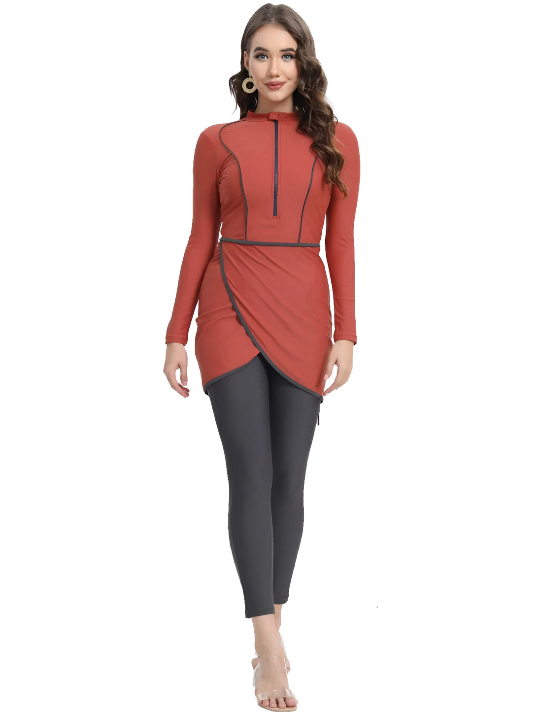 Une femme portant un maillot de bain musulman rouge avec un pantalon noir. Le maillot de bain a une fermeture éclair sur le devant et une jupe qui se superpose sur le pantalon.