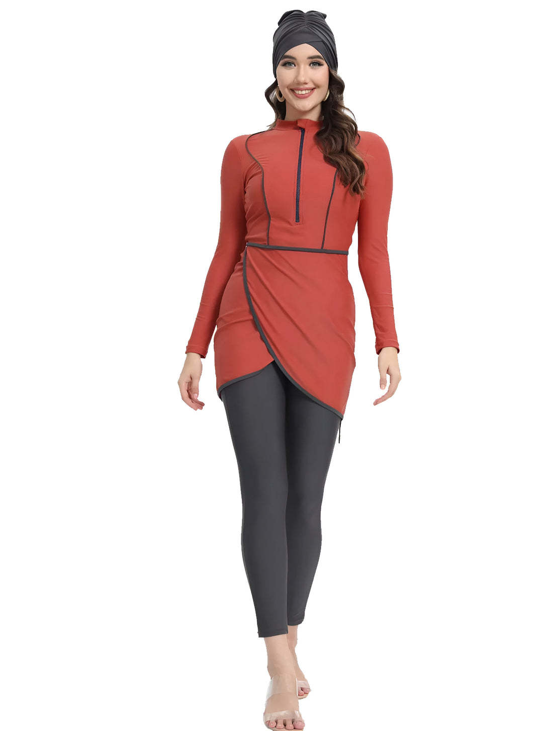 Une femme portant un maillot de bain musulman rouge avec des détails noirs et une ceinture. Elle porte un hijab noir.