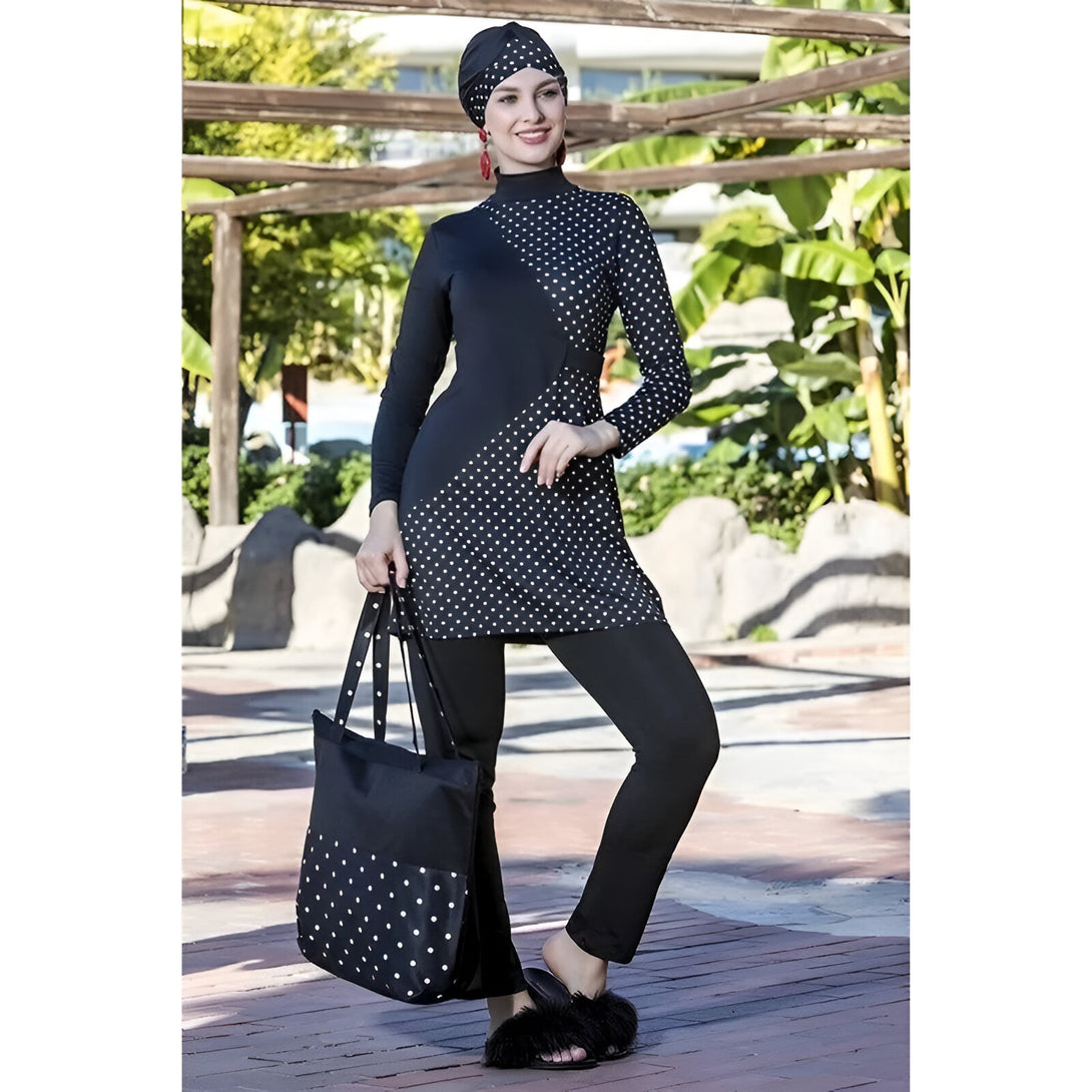 Une femme portant un maillot de bain musulman noir à pois blancs, un foulard assorti et un sac à main.