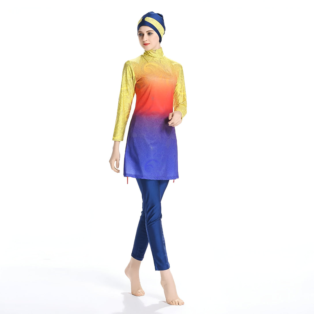 Une femme portant un maillot de bain musulman bleu, jaune et orange avec un hijab bleu.