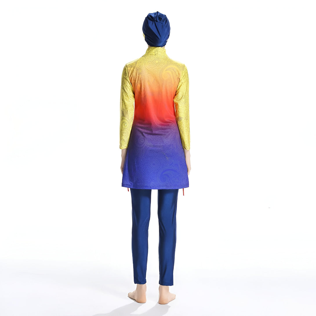 Une femme portant un maillot de bain musulman bleu, jaune et orange avec un hijab bleu.