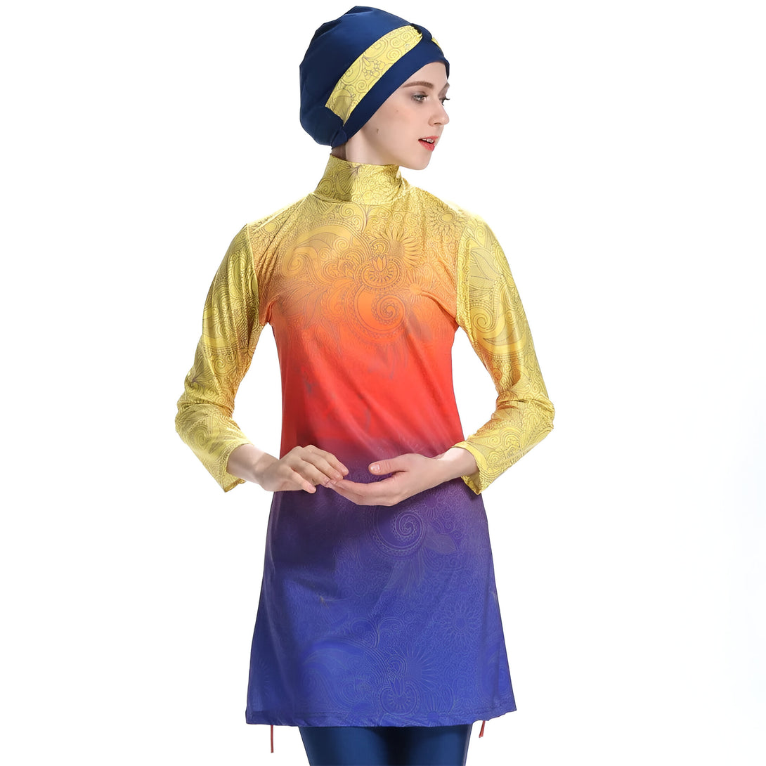 Une femme portant un hijab bleu marine et un maillot de bain musulman jaune, orange et violet avec un motif floral.