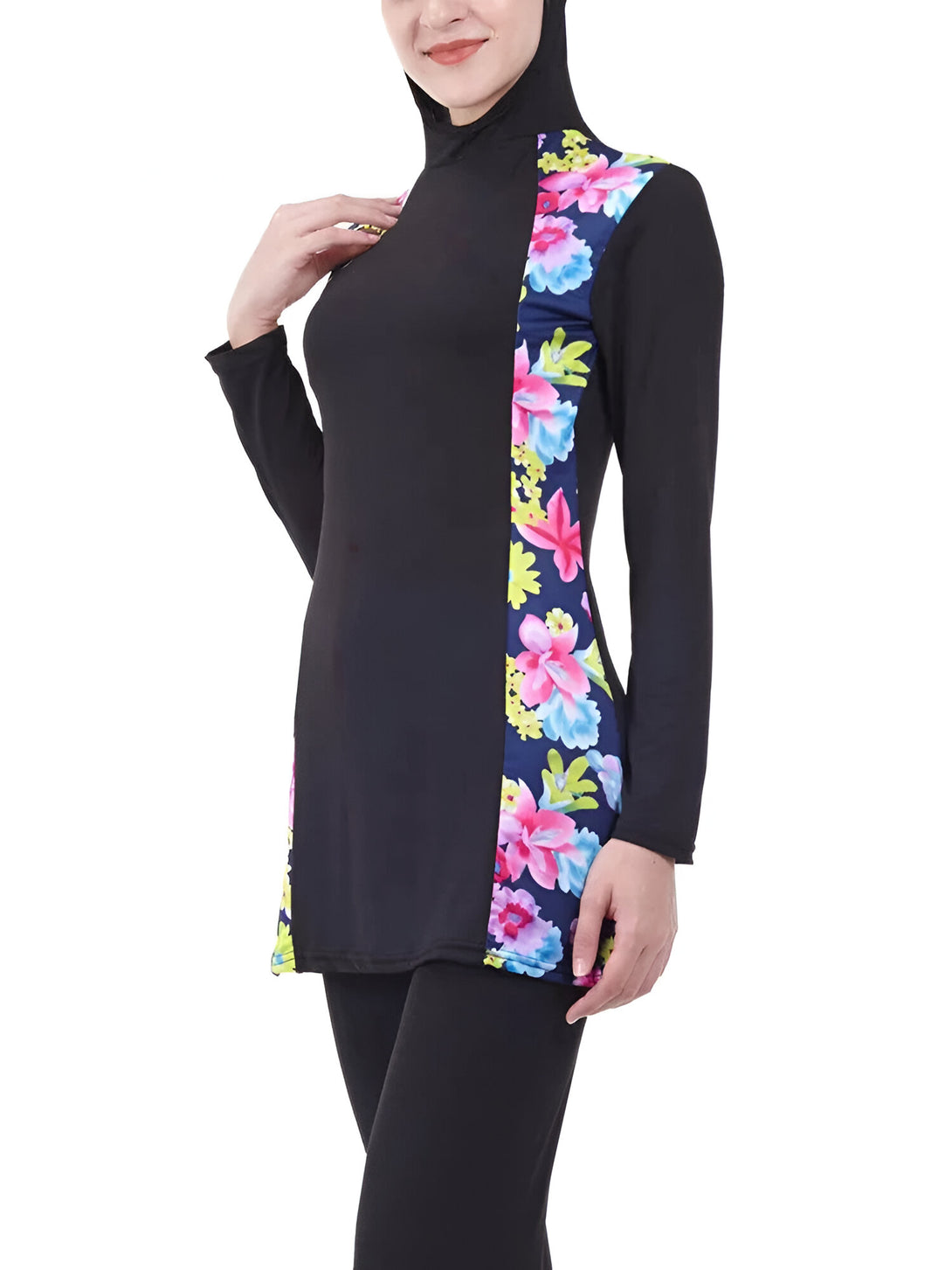 Une femme porte un maillot de bain musulman noir avec un motif floral coloré sur le côté. Le maillot de bain a des manches longues et un pantalon long.
