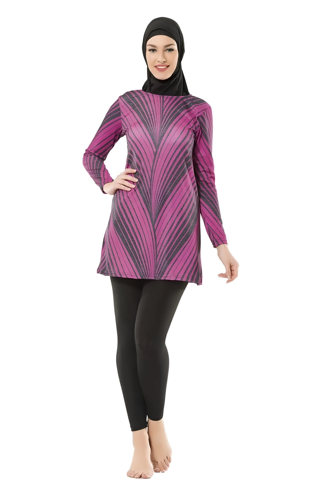 Une femme portant un hijab noir et un maillot de bain musulman rose à rayures noires. Le maillot de bain comprend une tunique à manches longues et un pantalon long.