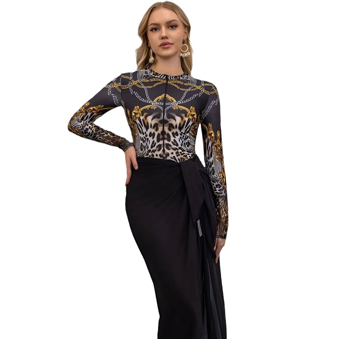 Une femme portant une robe élégante avec un imprimé léopard et des chaînes dorées. La robe est à manches longues et a une coupe ajustée. La femme porte également une jupe noire.