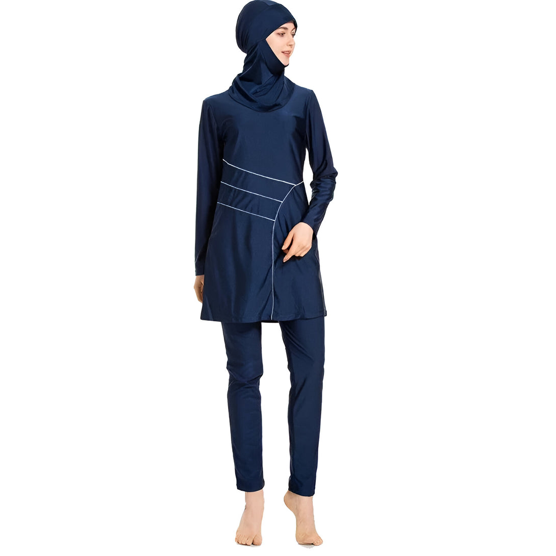 Une femme portant un maillot de bain musulman bleu marine avec un hijab assorti. Le maillot de bain a des détails blancs.