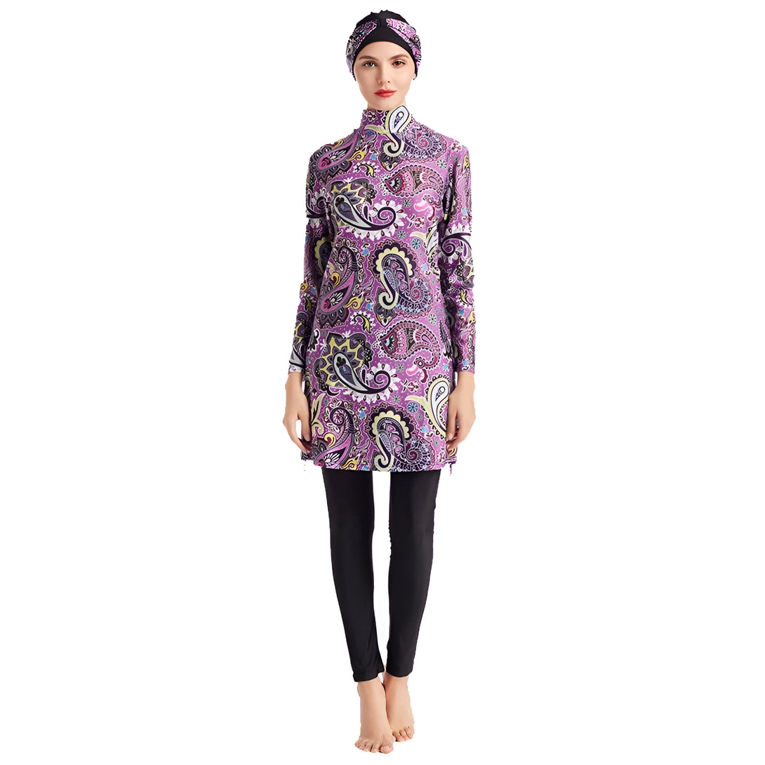Une femme portant un maillot de bain musulman avec un motif floral violet et noir.