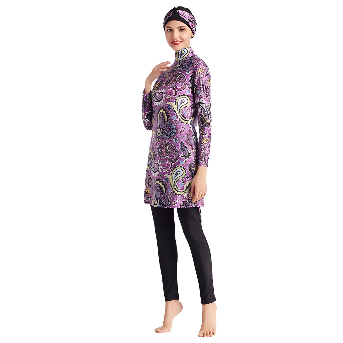 Une femme portant un maillot de bain musulman avec un motif floral violet et noir.