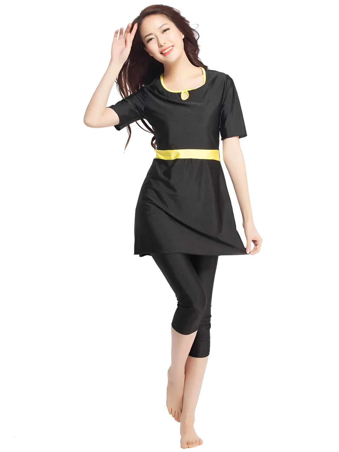 Une femme porte un maillot de bain musulman noir avec une ceinture jaune. Le maillot de bain a des manches courtes et des leggings assortis.