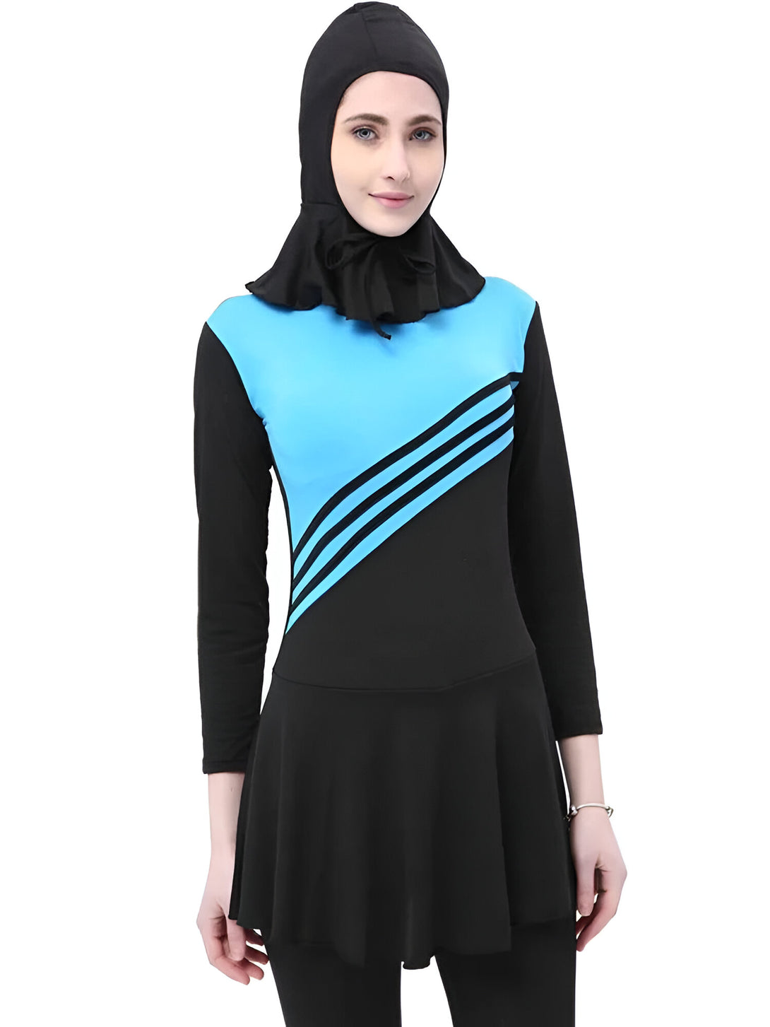 Une femme portant un maillot de bain musulman noir et bleu avec un hijab assorti. Le maillot de bain a des rayures bleues sur le torse.