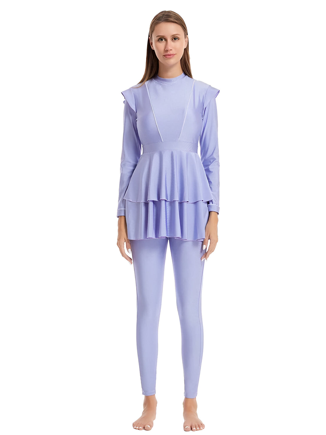 Une femme portant un maillot de bain islamique bleu clair avec des manches longues et un pantalon long. Le maillot de bain est à volants et a un col rond. La femme est debout sur un fond blanc.