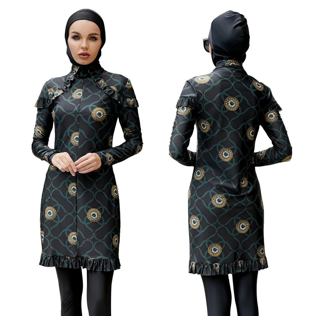 Une femme portant un maillot de bain musulman noir et vert à motifs. Le maillot de bain a des manches longues et une jupe courte avec une bordure de dentelle.