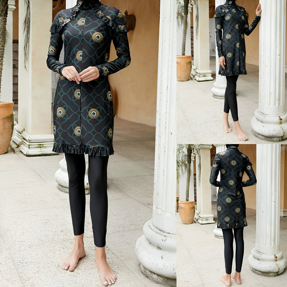 Une femme porte un maillot de bain musulman noir avec un motif de boucles et d'yeux. Le maillot de bain comprend une tunique à manches longues et un pantalon.