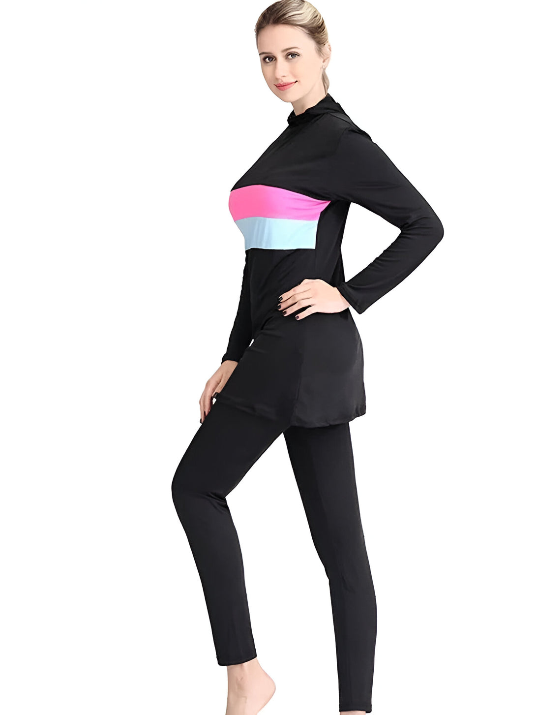Une femme portant un maillot de bain musulman noir avec une bande rose et bleue sur la poitrine. Le maillot est à manches longues et comprend un pantalon.