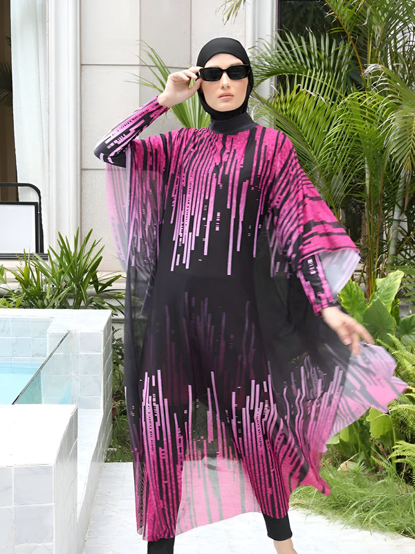 Une femme portant un maillot de bain musulman noir et rose à imprimé vertical, avec un hijab noir et des lunettes de soleil.  Elle pose près d'une piscine.