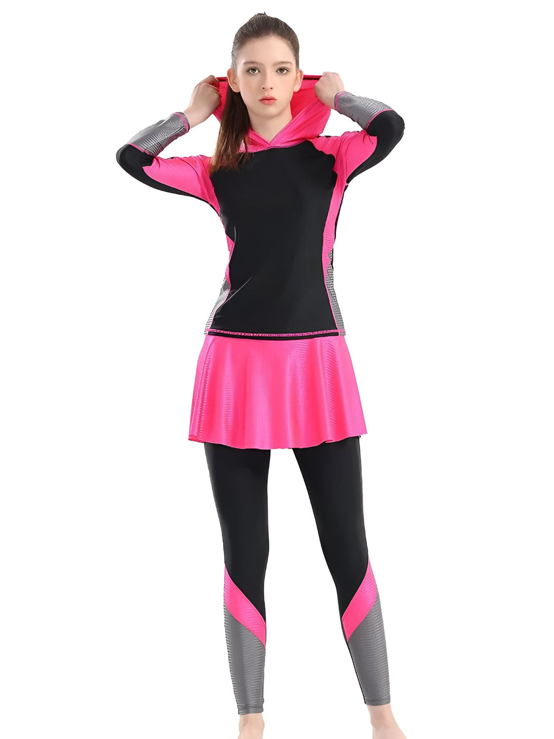 Une femme portant un ensemble de vêtements musulmans noirs et roses avec une capuche. La tenue comprend un haut à manches longues, une jupe et un pantalon.
