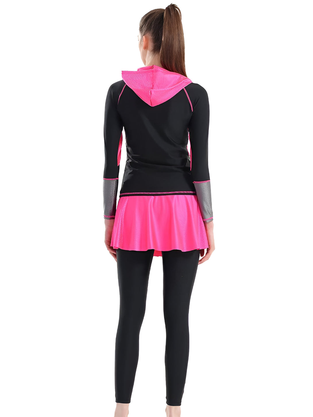 Une femme portant un ensemble de vêtements musulmans noirs et roses avec une jupe, un haut à manches longues et un pantalon.