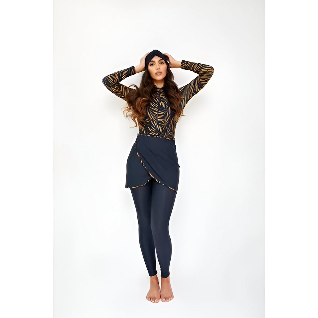 Une femme portant un hijab et une tenue de bain musulmane noire et or. Le maillot de bain est composé d'un haut à manches longues et d'une jupe enveloppante.