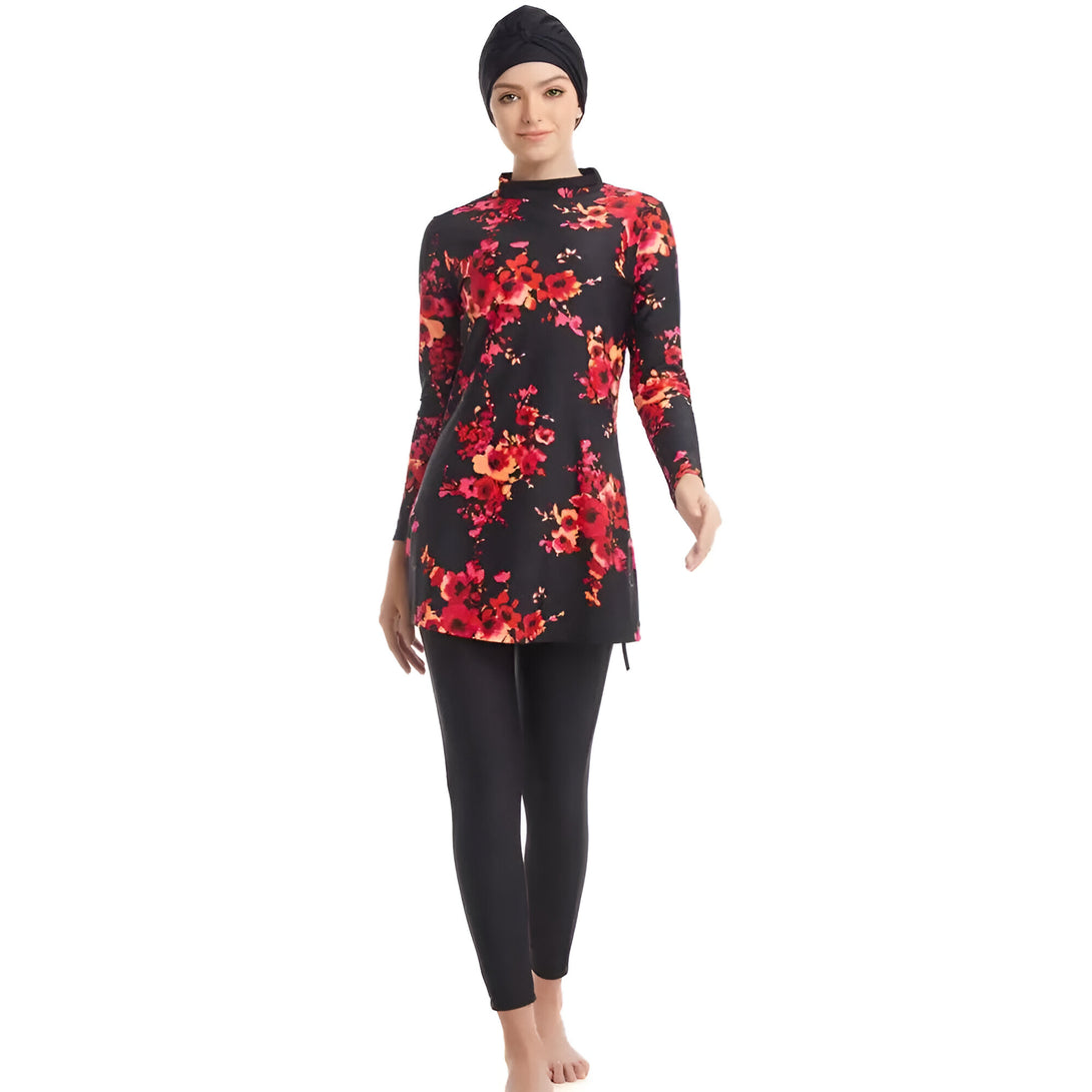 Une femme portant un hijab noir et un maillot de bain musulman à fleurs rouges et noires.
