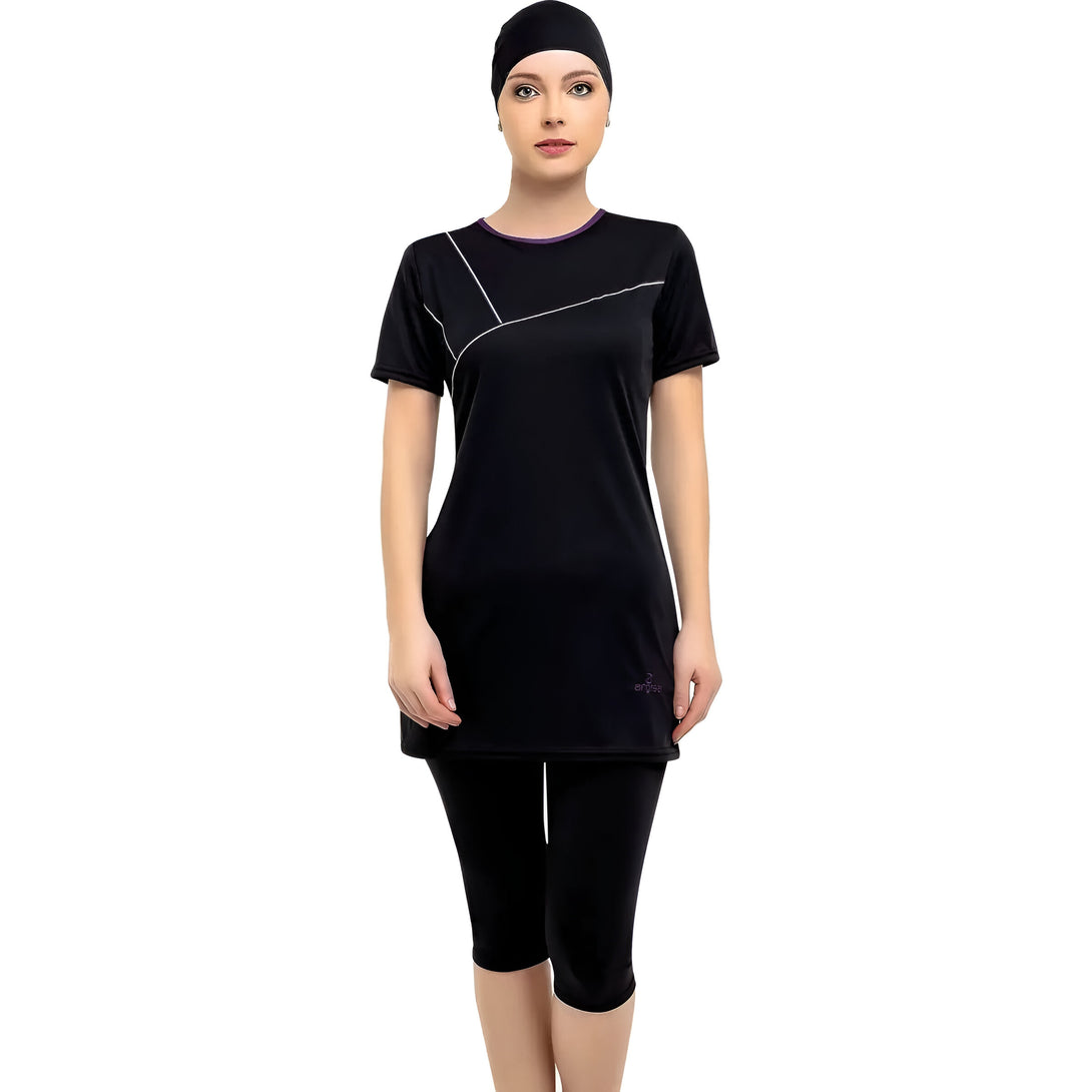 Une femme portant un maillot de bain musulman noir avec un hijab assorti. Le maillot de bain comprend une tunique à manches courtes et un pantalon de longueur 3/4. La tenue est parfaite pour la natation et la plage.