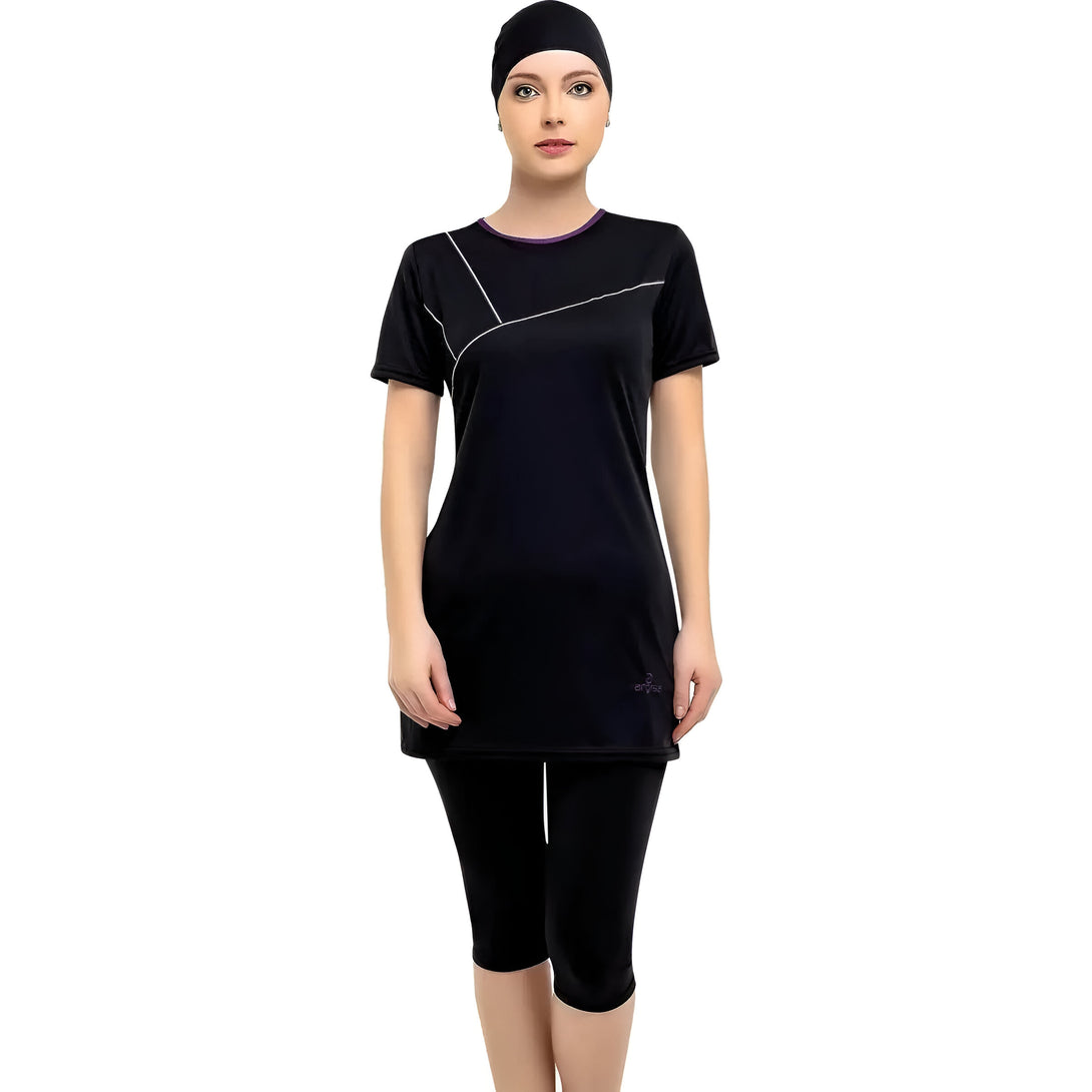 Une femme portant un maillot de bain musulman noir avec des détails blancs. Le maillot de bain comprend une chemise à manches courtes et un pantalon long. Elle porte également un hijab noir.