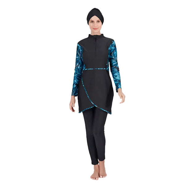Une femme portant un maillot de bain musulman noir avec des manches longues et un motif bleu. Le maillot de bain est composé d'une tunique longue et d'un pantalon long. La femme porte également un hijab noir.